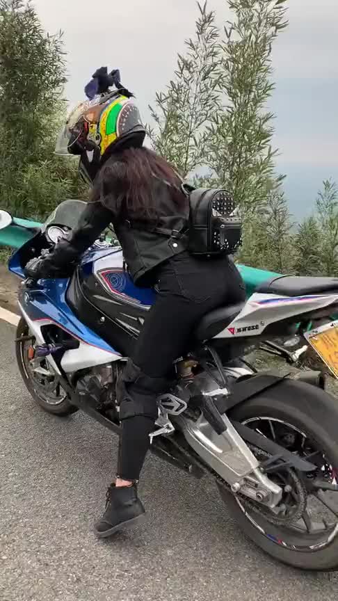 机车女神要出发了,小姐姐的笑容好甜,我很喜欢她!__财经头条