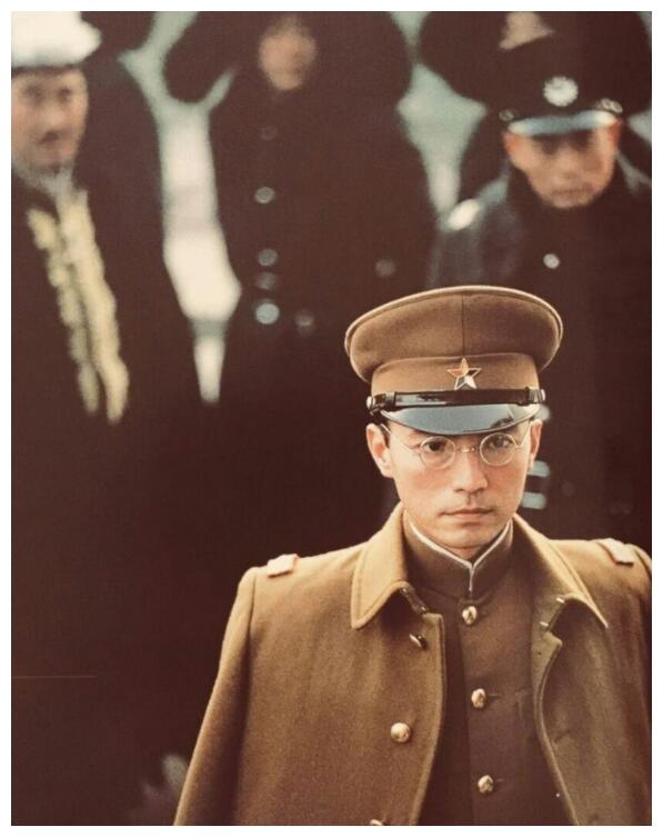 据说,当时尊龙在拍《末代皇帝》时认识了陈冲,两人因戏生情,产生了