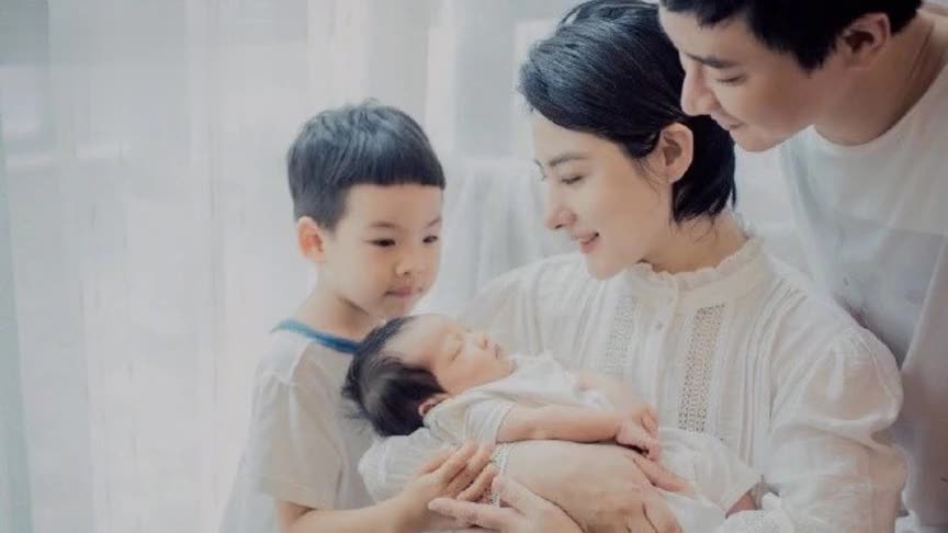 刘璇白色蕾丝上衣温柔动人,晒二胎女儿正面照,一家四口十分温馨