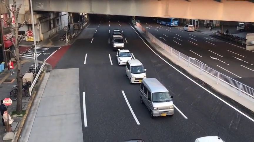 日本人开车真的很有礼貌,没有插队,礼让救护车