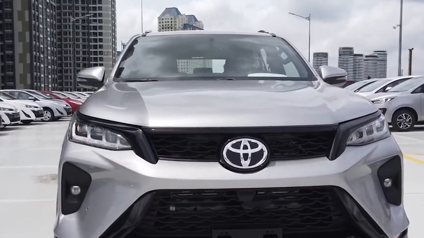 按下2021款丰田奔跑者的钥匙坐进车内那刻给个不喜欢的理由