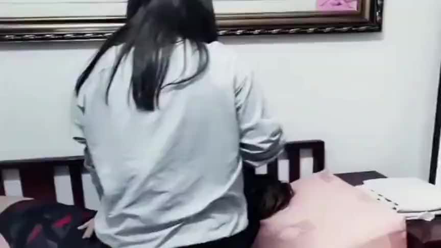 相差十岁的兄妹,未来嫂子不让哥哥睡觉,妹妹看后有些心疼,真逗