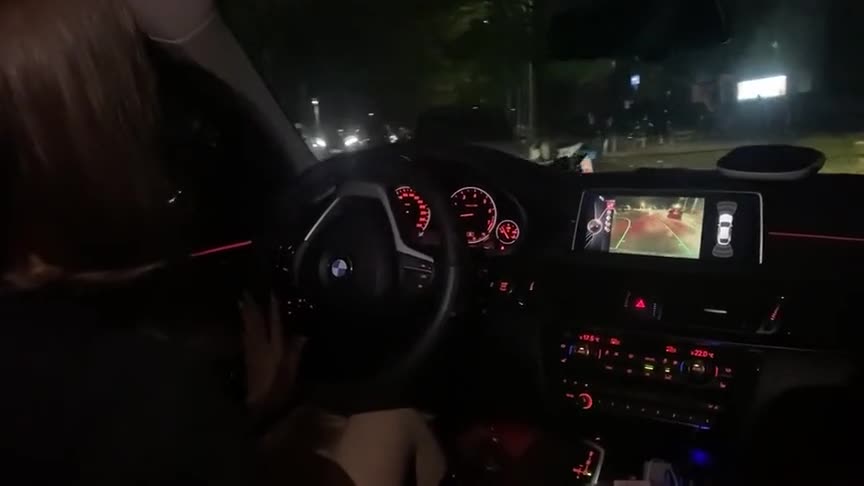 像我这种单手握方向盘,一言不合就超你车的女汉子