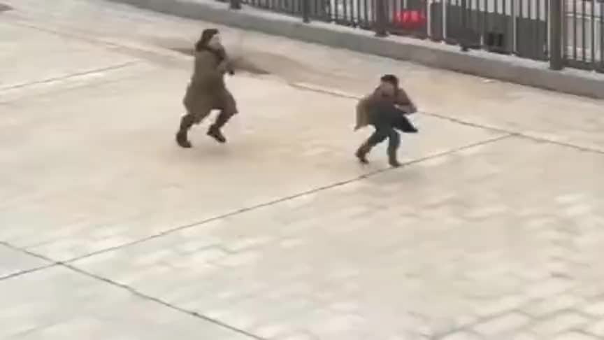 无意中拍到这一幕,妈妈拿着棍子追儿子,网友:童年的阴影!