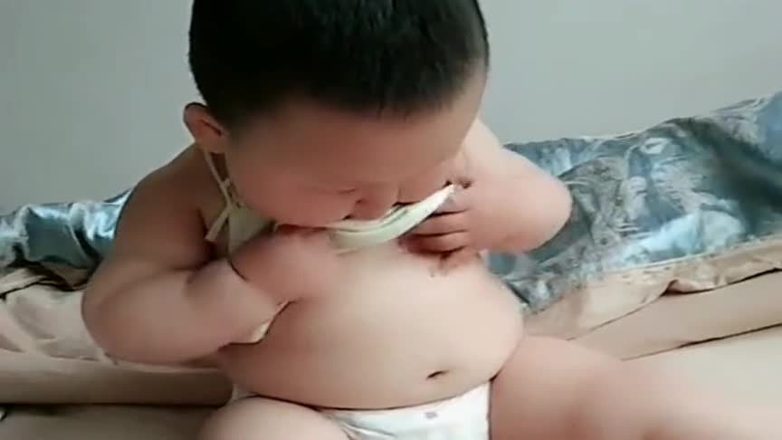 儿子今天突然发现自己的肚脐眼了玩得不亦乐乎太逗了
