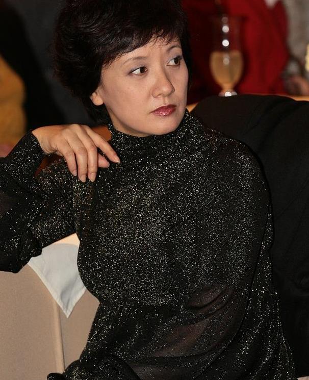 邓婕这身裙子真挺闪的,薄纱造型更显窈窕,真不像是50后的女人