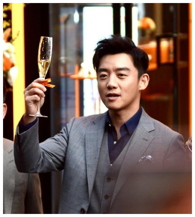 小猎豹郑恺接受采访公布妻子已产女喜讯,表示未来要多赚奶粉钱了