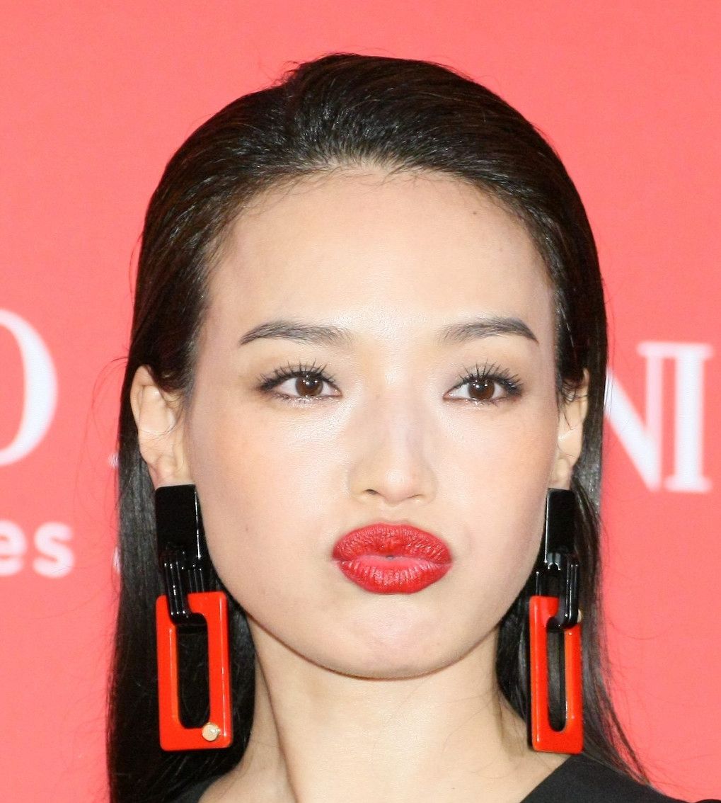 明星美照,图一女神舒淇,噘嘴红唇,方形红耳环很有特色!