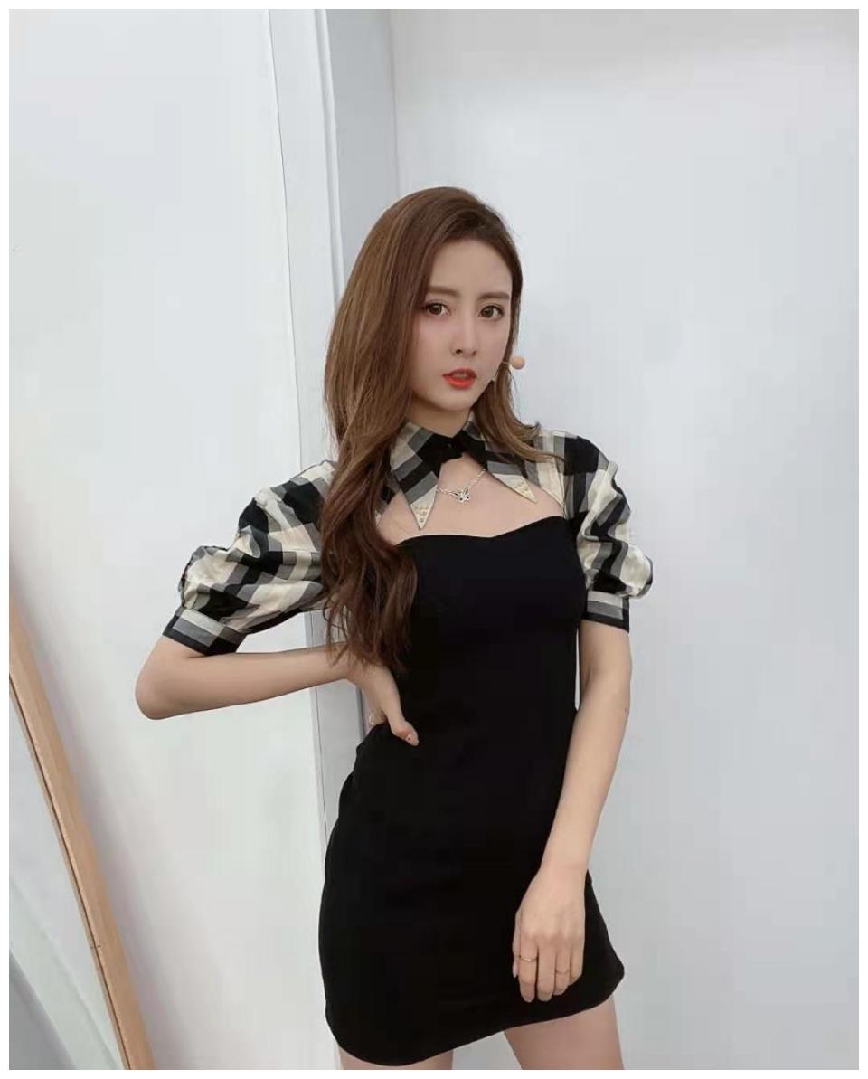 nba主播小楠最新礼服照身材窈窕上围傲挺肌肤似雪表情勾魂