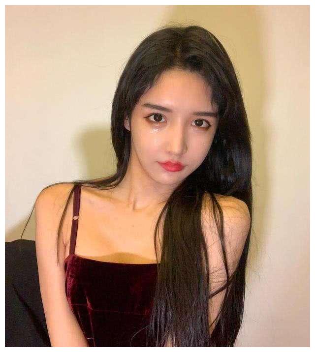 看似单纯的网红艾比内心却有一个无法弥补的遗憾