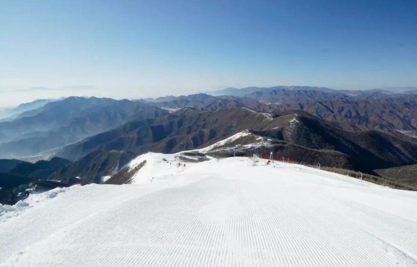 以北京冬奥会主赛场国家高山滑雪中心为例,坐落于延庆赛区的海坨山