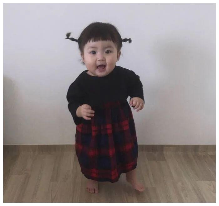 两个可爱的小辫子,配上圆滚滚的脑袋,要多萌有多萌!