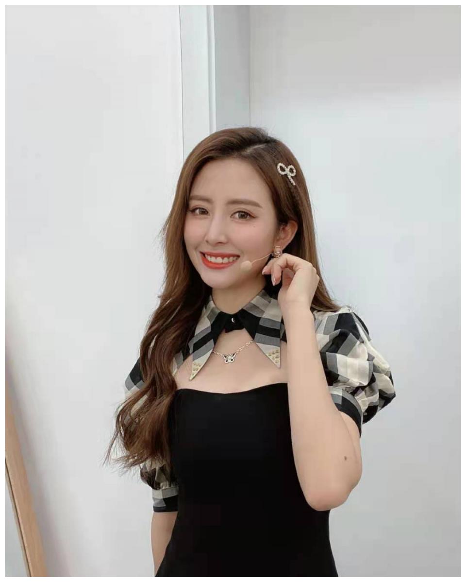 nba主播小楠最新礼服照身材窈窕上围傲挺肌肤似雪表情勾魂