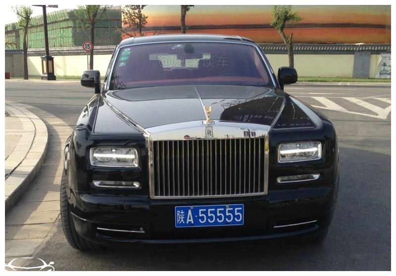 陕a33333现在在奔驰s600上,底盘代号w221中期改款车型,之前是白色的