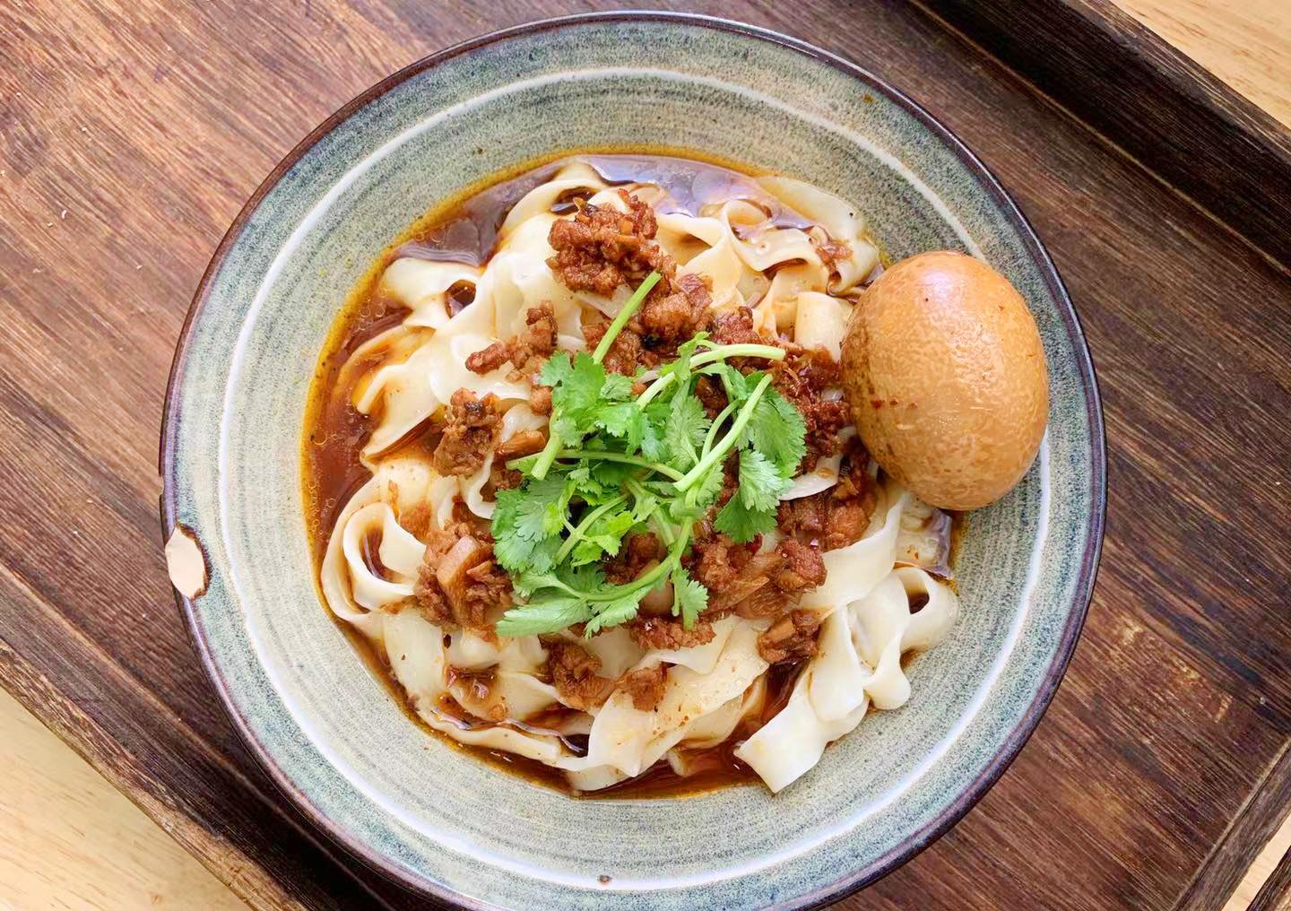 1 / 10 要说起哪里的面条好,这山西大同刀削面绝对榜上有名,而刀削面