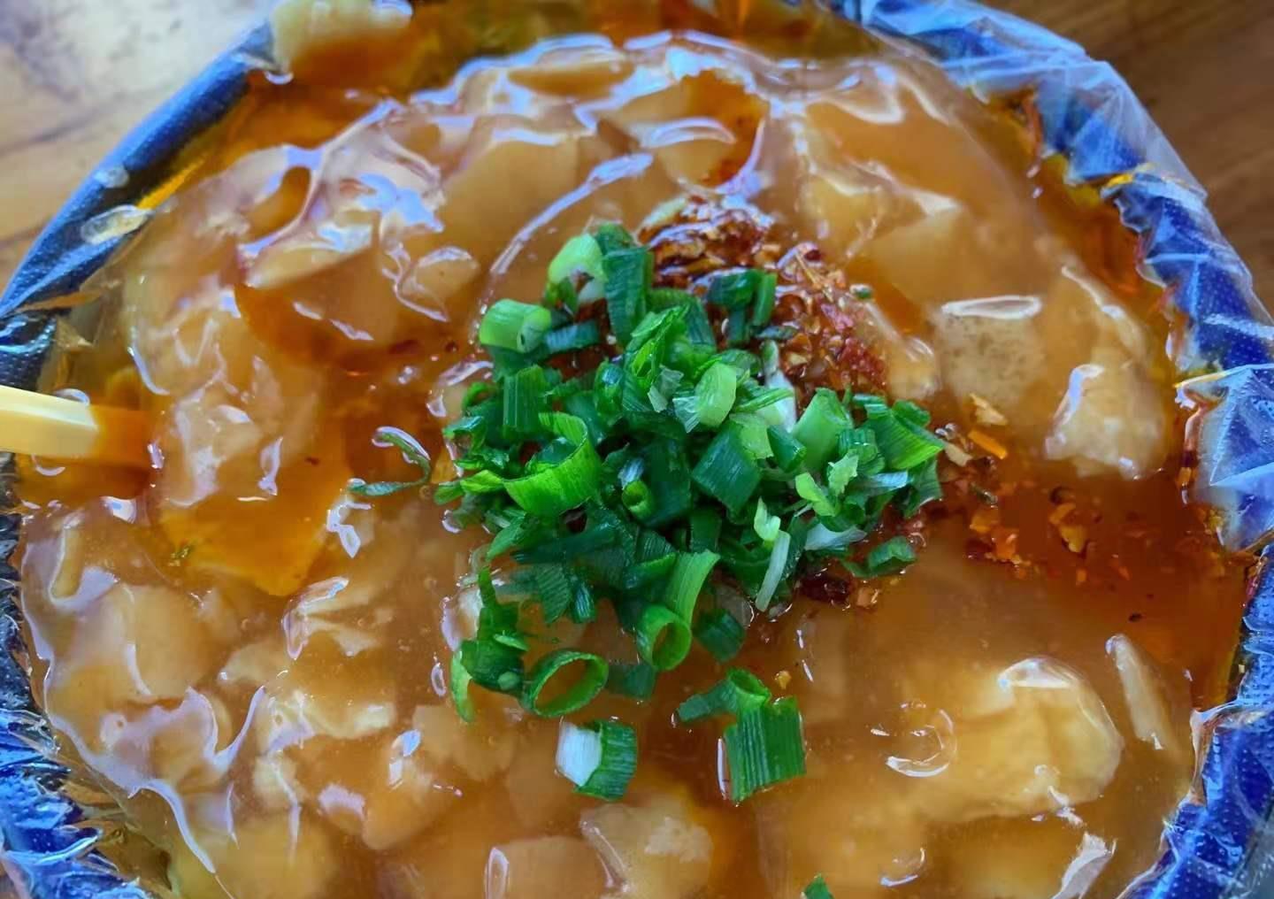 来到弥渡,有一种美食是不得不尝的,那就是寅街黄粉.