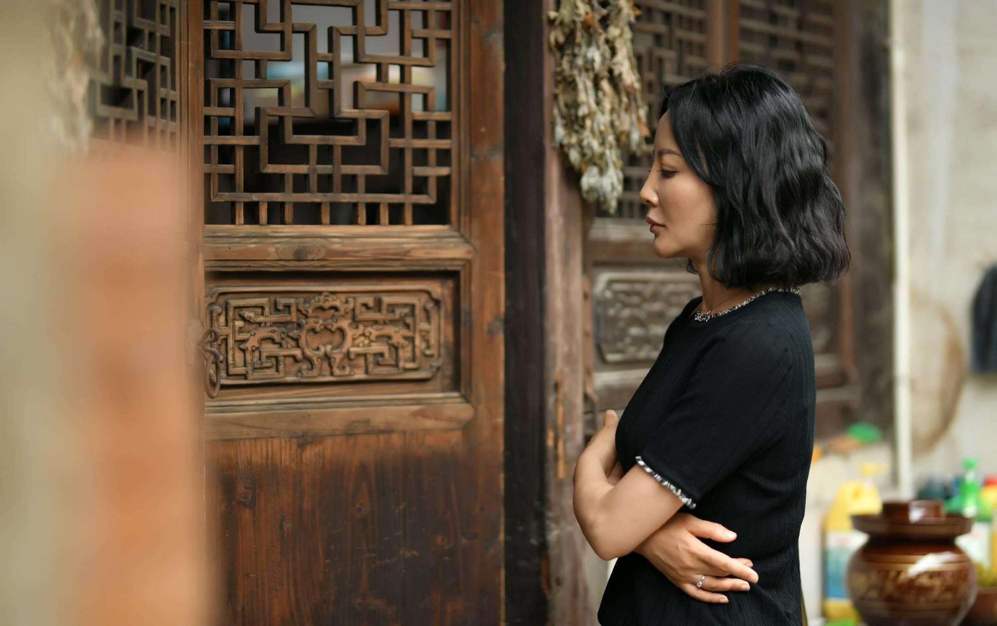 近日,由演员陶红参演的迷雾剧场新剧《八角亭谜雾》上线开播,《八角亭