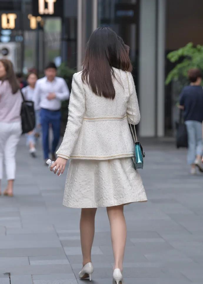 还有的女生属于淑女型的,她们给人的感觉就是非常温婉和柔美,长相一般