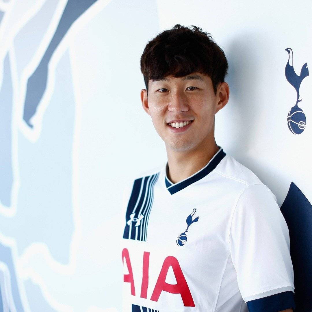 热刺俱乐部晒出孙兴慜第一次亮相时的照片,那时的孙兴慜有些青涩