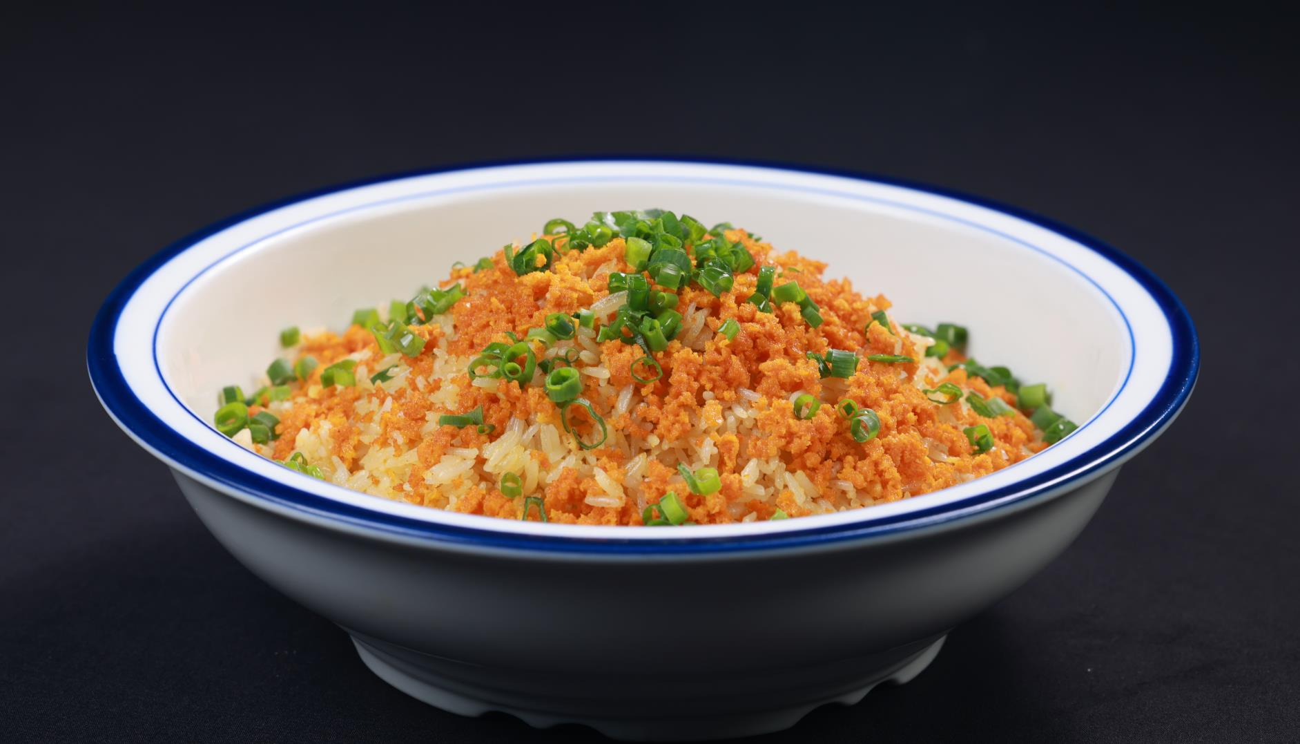 军菜主食有海胆炒饭,海鲜焗饭,都来自民间乡亲把剩饭加上海鲜回锅的