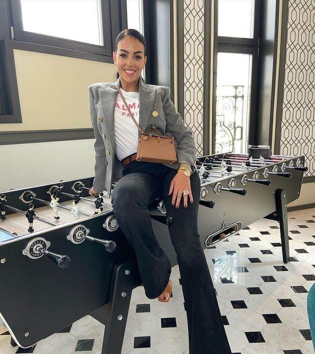 乔治娜出门不拎爱马仕造型反而更高级穿紧身裙曲线完美