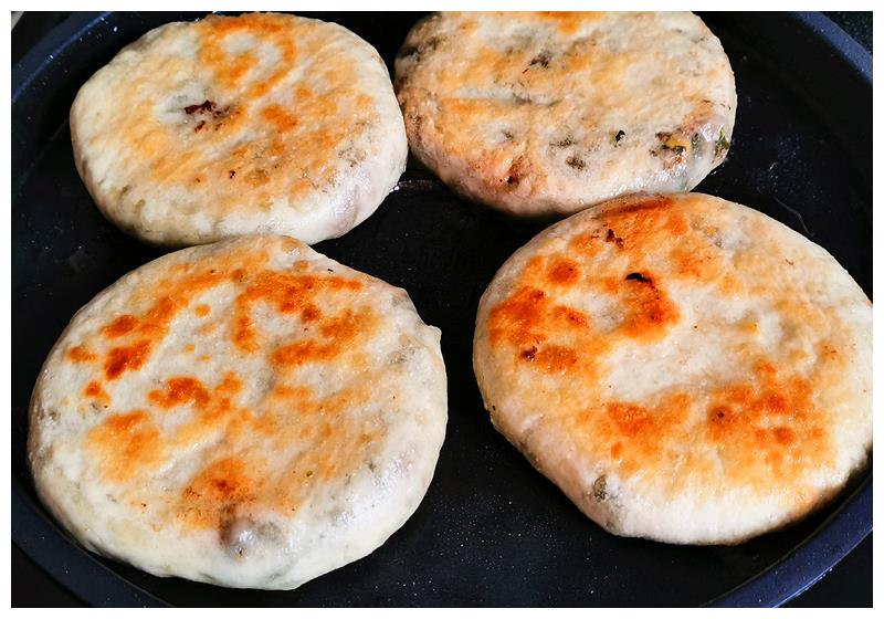 我做的野菜馅饼,薄皮大馅,外焦里嫩,早餐吃两个,又香又营养