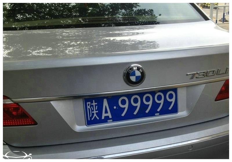陕a99999在宝马730上,当年新车含税价107万,在网上估值了一下,陕a