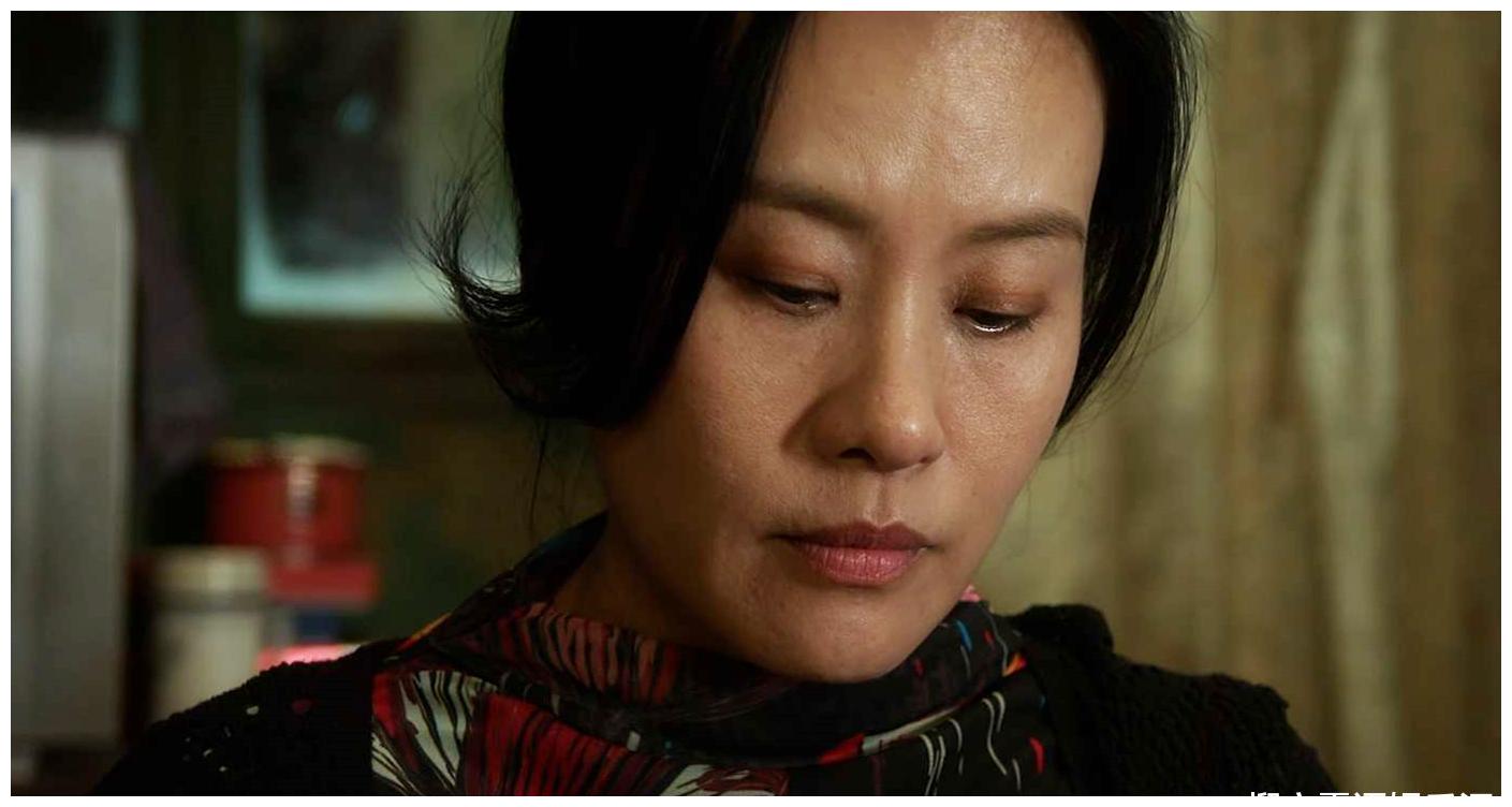 同胡媛媛相比,邬君梅在《悲伤逆流成河》中,饰演的易遥妈妈林华凤,则