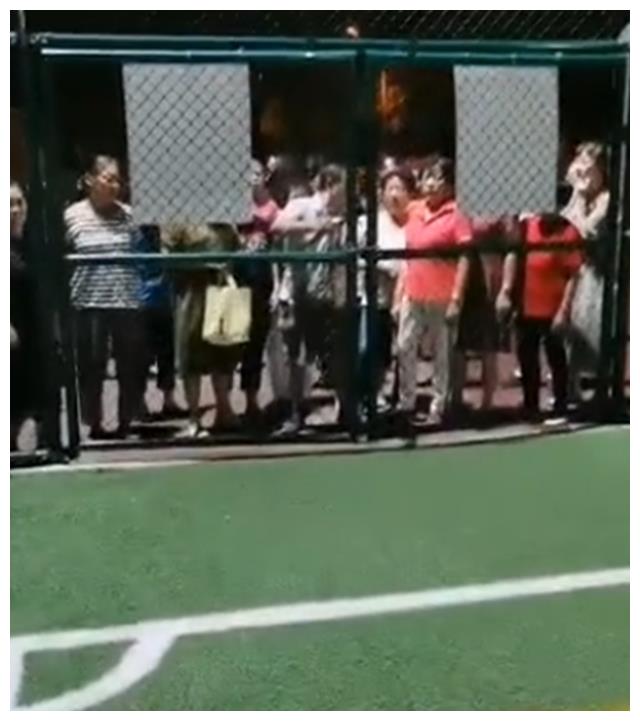 为跳广场舞与小朋友抢足球场，大爷砸锁大妈鼓掌，有人劝阻还被怼休闲区蓝鸢梦想 - Www.slyday.coM