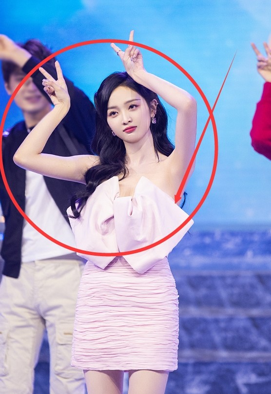 当着肖战的面跳舞裙子却意外下滑,吴宣仪的反应我看20遍都不过瘾
