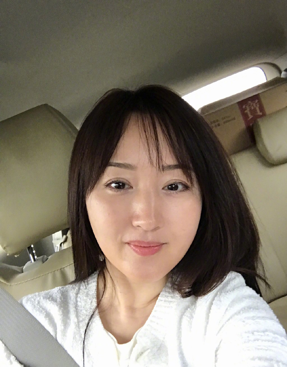 杨钰莹不愧冻龄女神,气质清纯又高雅,衣品更令人羡慕__财经头条