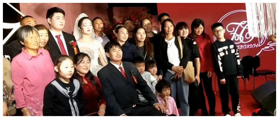 大衣哥朱之文儿子结婚,新娘颜值引热议,全家福两家父母差别大