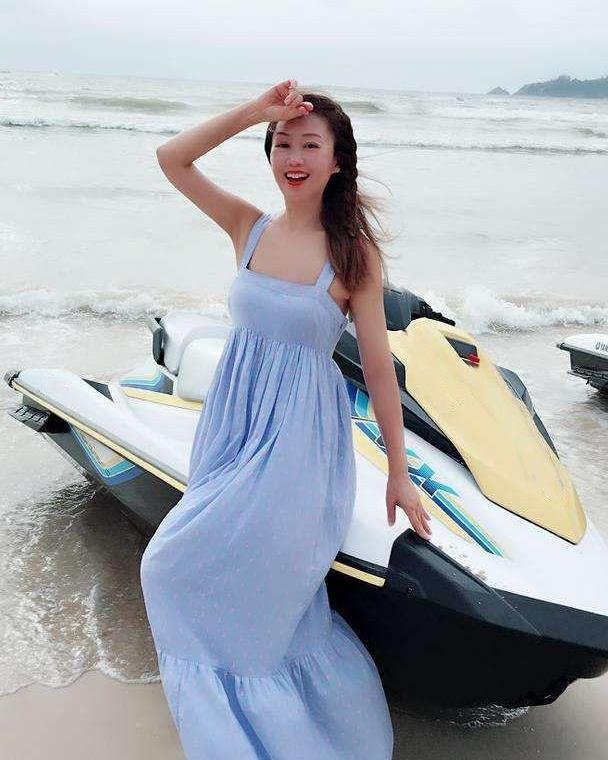 梁小冰年过半百风韵犹存,穿挂脖裙时髦优雅,就是鞋子太"拉垮"