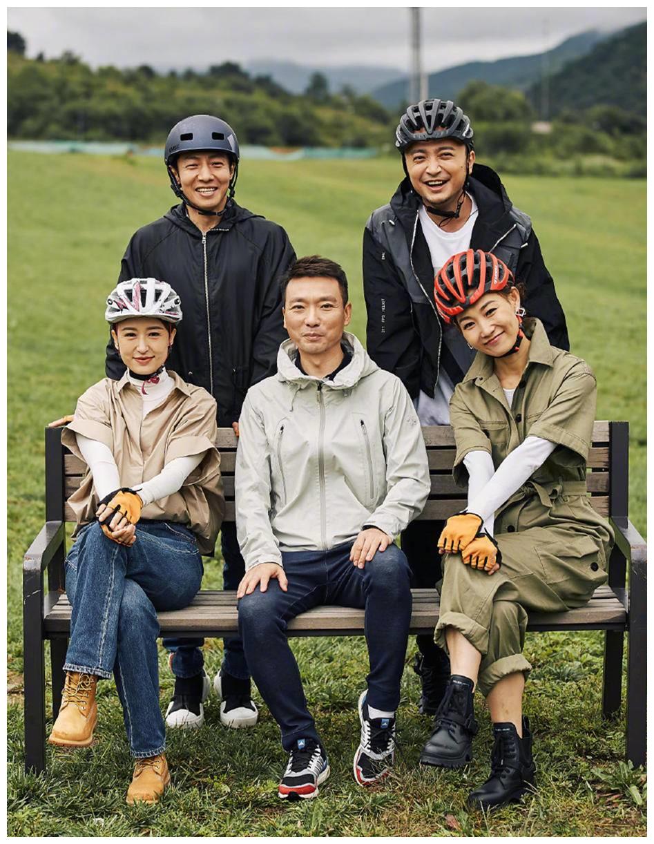 央视主持换造型,康辉穿冲锋衣绅士变型男,李梓萌一身连体装好酷