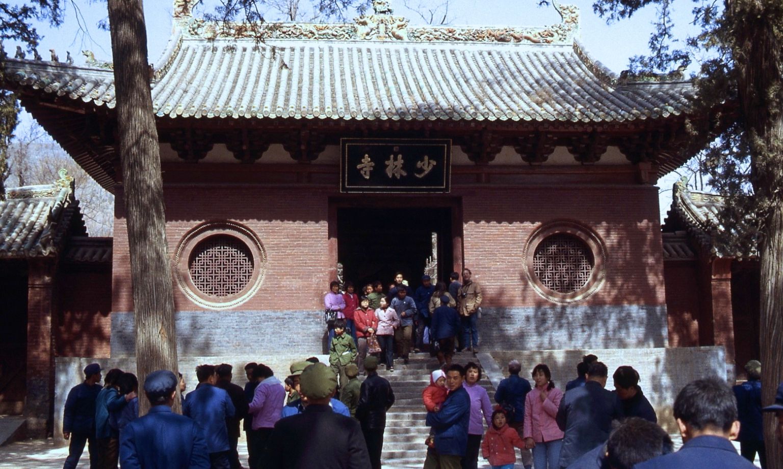 80年代少林寺老照片:开始收门票,商业气息渐浓,摊位摆到山门前