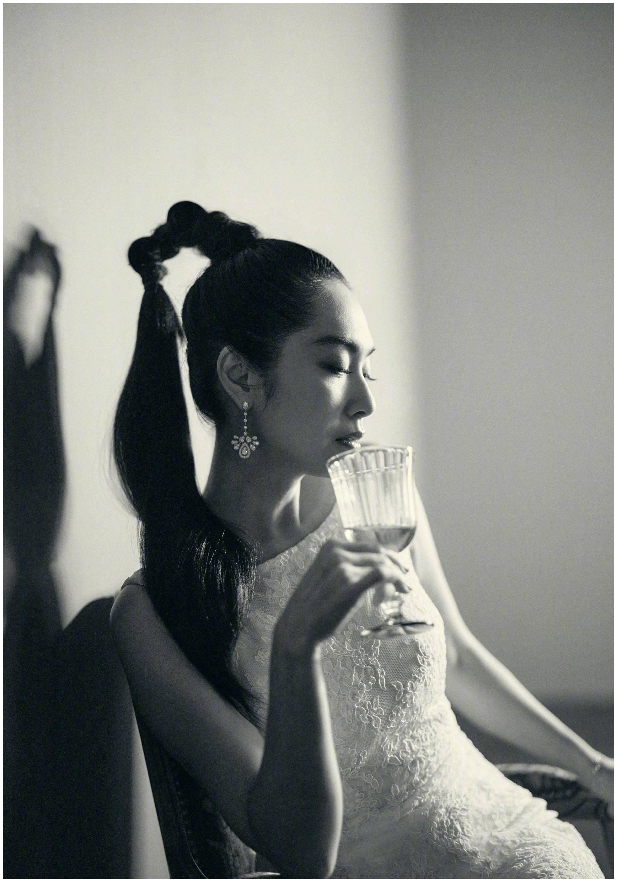 4/9朱茵侧颜优越.3/9朱茵笑靥如花.2/99月22日,朱茵释出一组最新写真.