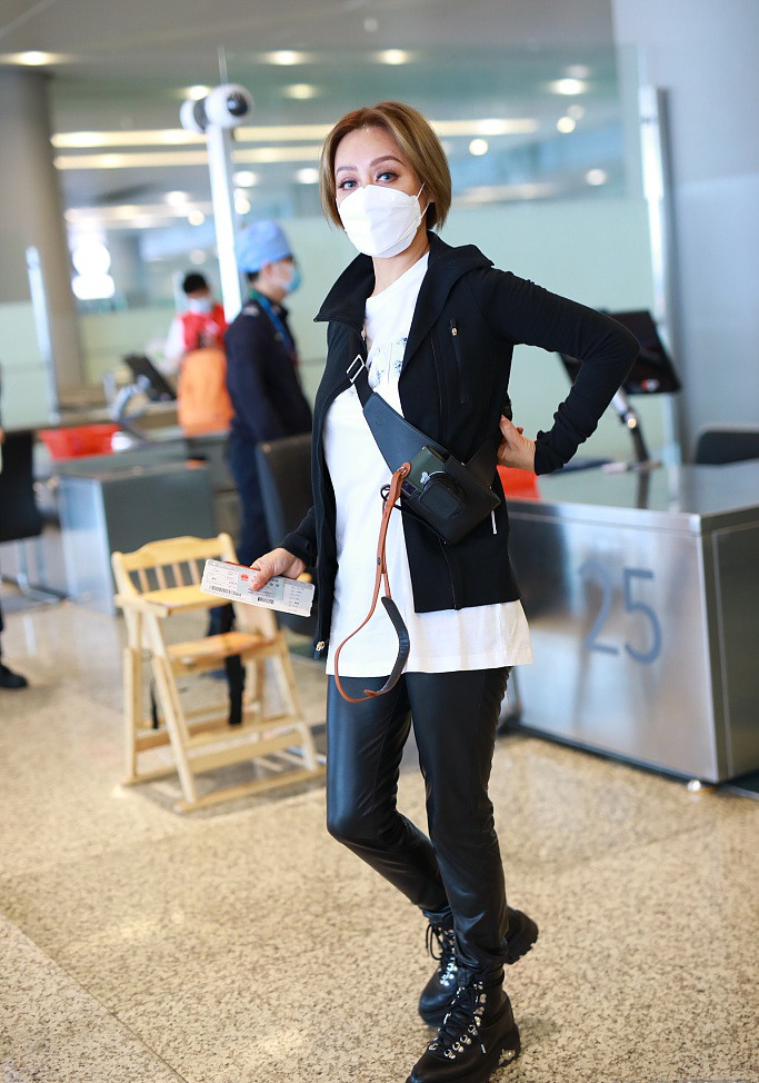 朋克靓妹!宁静穿黑衣踩马丁靴帅爆了