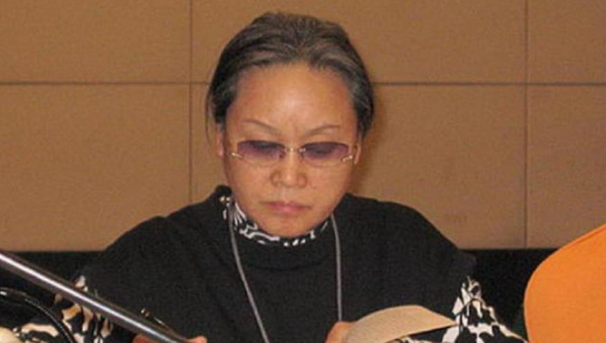 卸妆后的李谷一,这卸妆后,跟台上的她完全不是一个状态啊,太老态了.