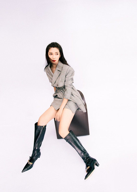 李冰冰穿上西装裙脚踏一双黑色的长靴要多酷就有多酷
