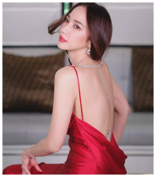 41岁仍稳坐泰国娱乐圈顶流位置,衣品更是让人称赞