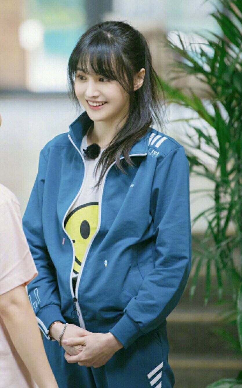 郑爽穿复古校服满满校园气,这模样确定是快30岁?_高清图集_新浪网