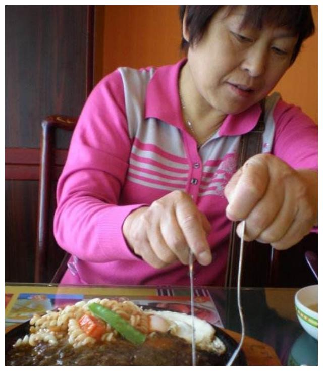 母女俩西餐厅吃饭母亲的举动引热议网友为孩子未来担心