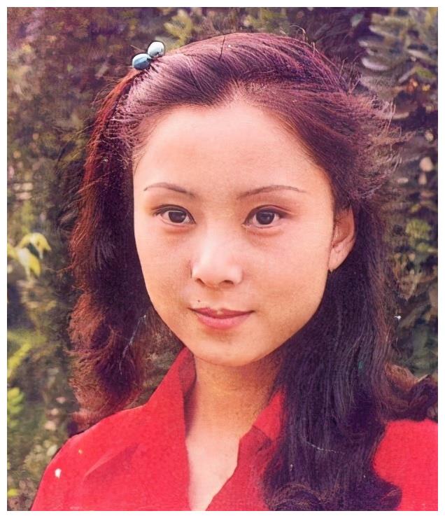 饰演晴雯的演员叫安雯,其实安雯当时是冲着林黛玉来剧组的,她和林黛玉