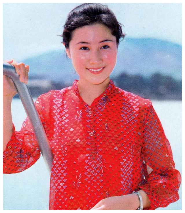 "牧羊女"丁岚:巅峰时移民新加坡,弃演经商成富婆,至今单身