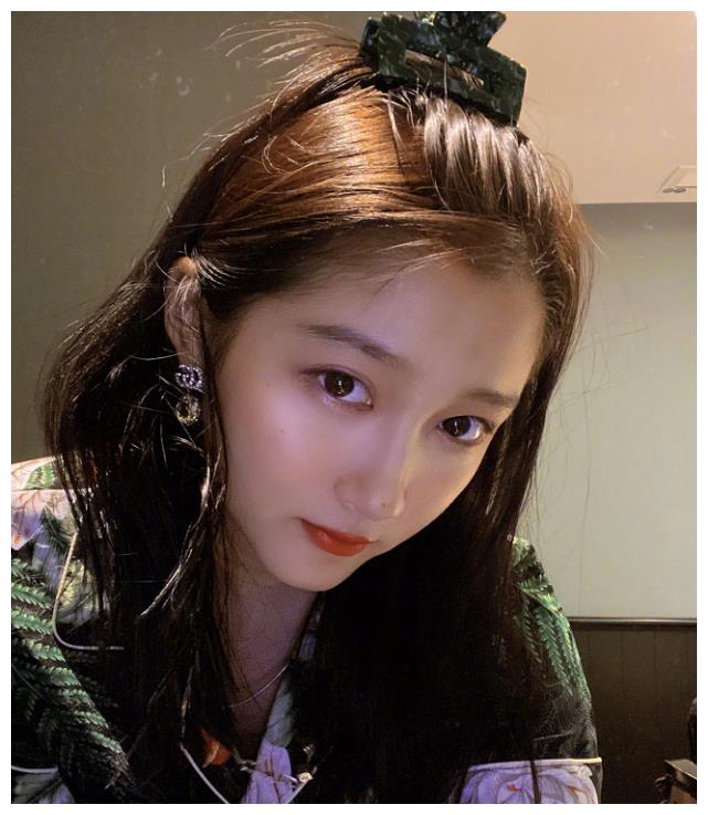 关晓彤的自拍照彻底火了看她穿的睡衣款式不愧是京圈格格