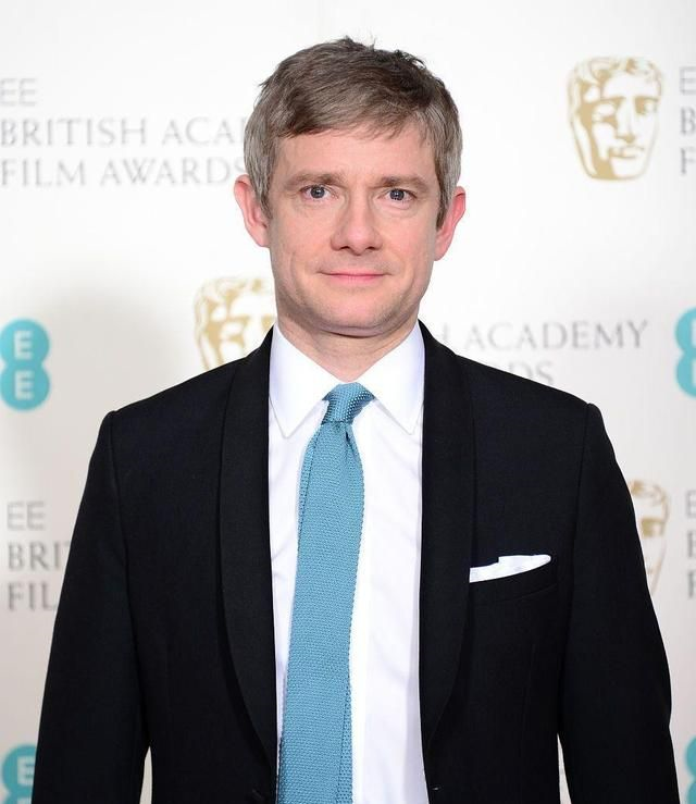 出演过《霍比特人》的马丁·弗瑞曼,穿西装真有商务范儿,挺厉害