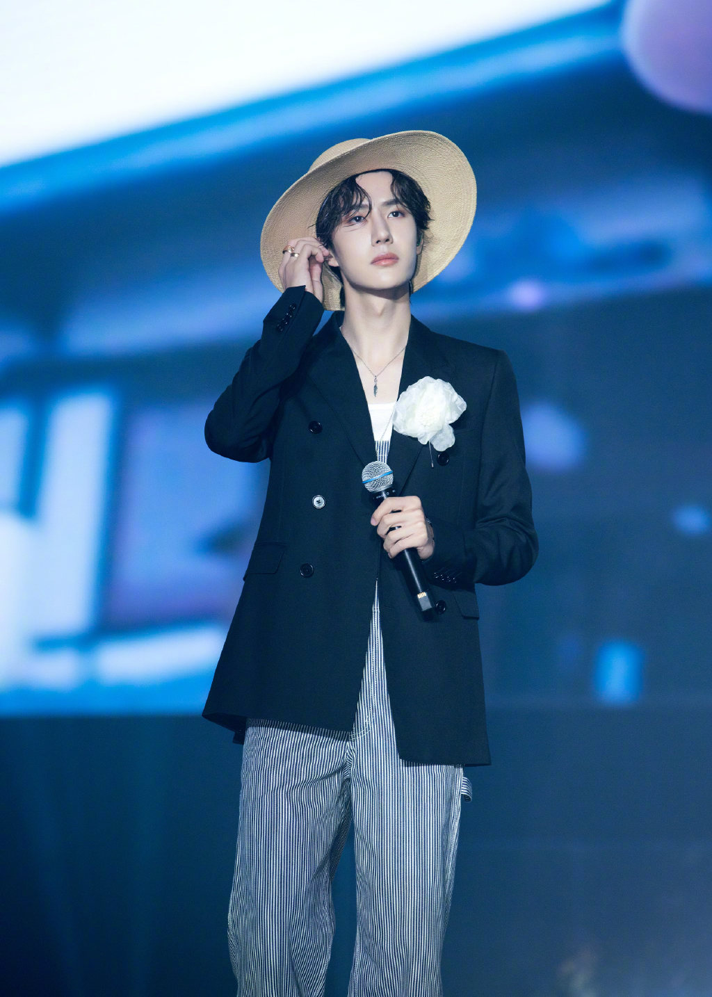 王一博,西装搭配背带裤,又酷又甜!