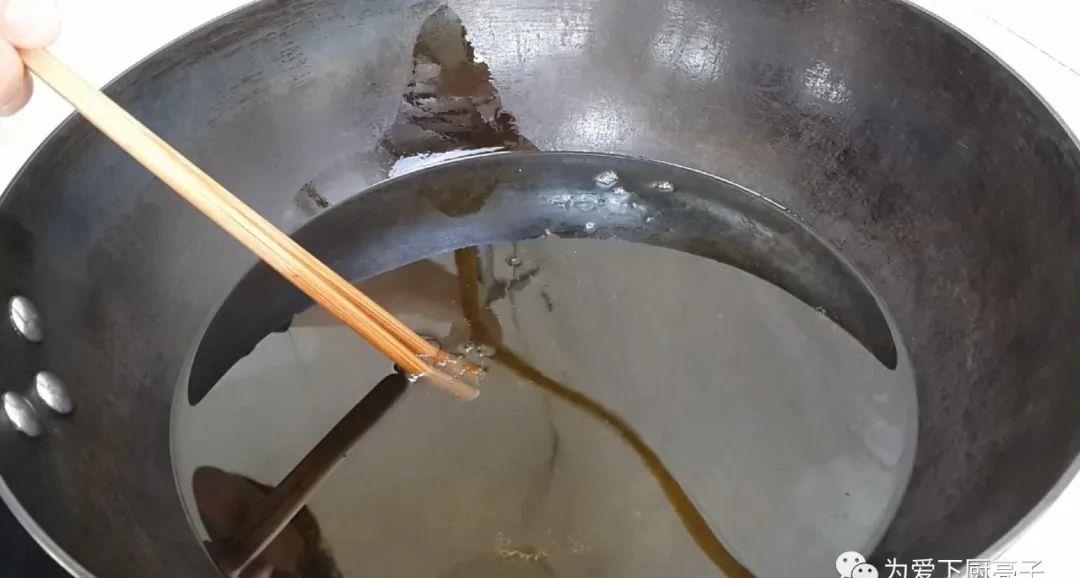 2个鸡蛋,1袋芝麻,油锅里一炸,个个金黄鼓大泡,比油条还好吃