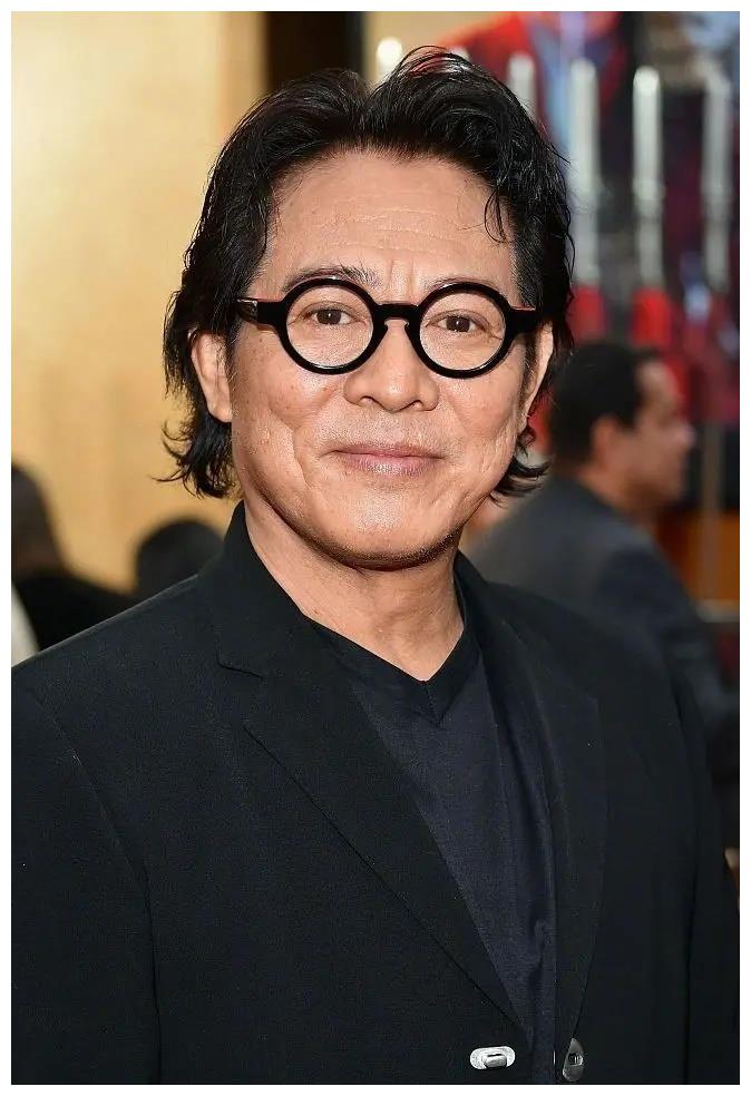 这位称得上打戏鼻祖的巨星老了许多, 印象里他还是《中华保镖》里一