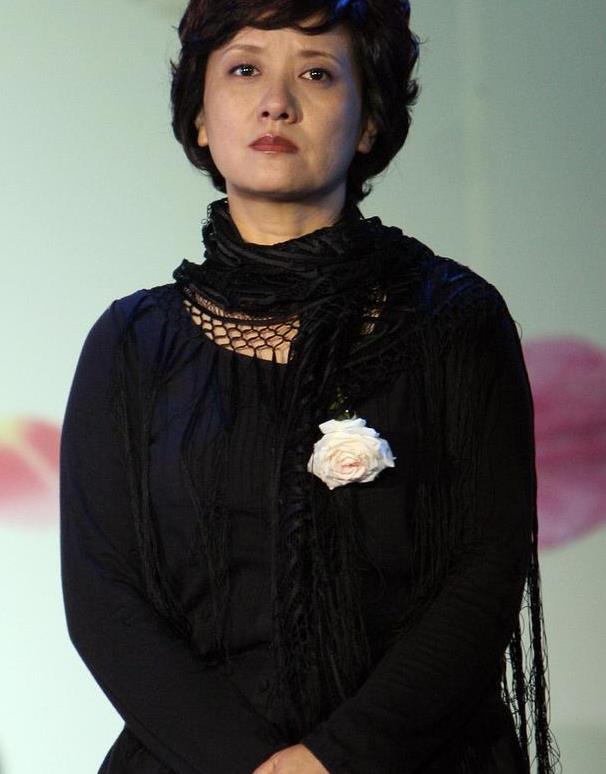 邓婕这身裙子真挺闪的,薄纱造型更显窈窕,真不像是50后的女人